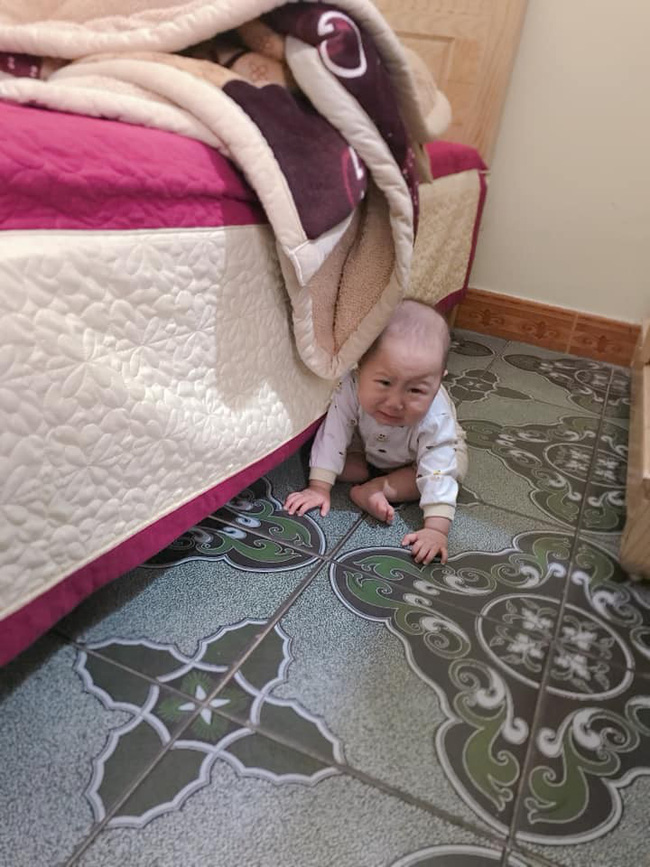 Vừa đi đánh răng ra đã thấy con mất tích, mẹ trẻ không nhịn nổi cười khi phát hiện việc bé đang làm-3