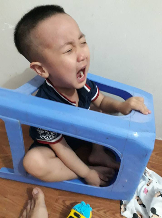 Vừa đi đánh răng ra đã thấy con mất tích, mẹ trẻ không nhịn nổi cười khi phát hiện việc bé đang làm-4