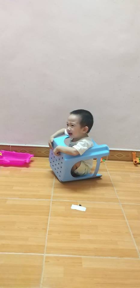 Vừa đi đánh răng ra đã thấy con mất tích, mẹ trẻ không nhịn nổi cười khi phát hiện việc bé đang làm-5