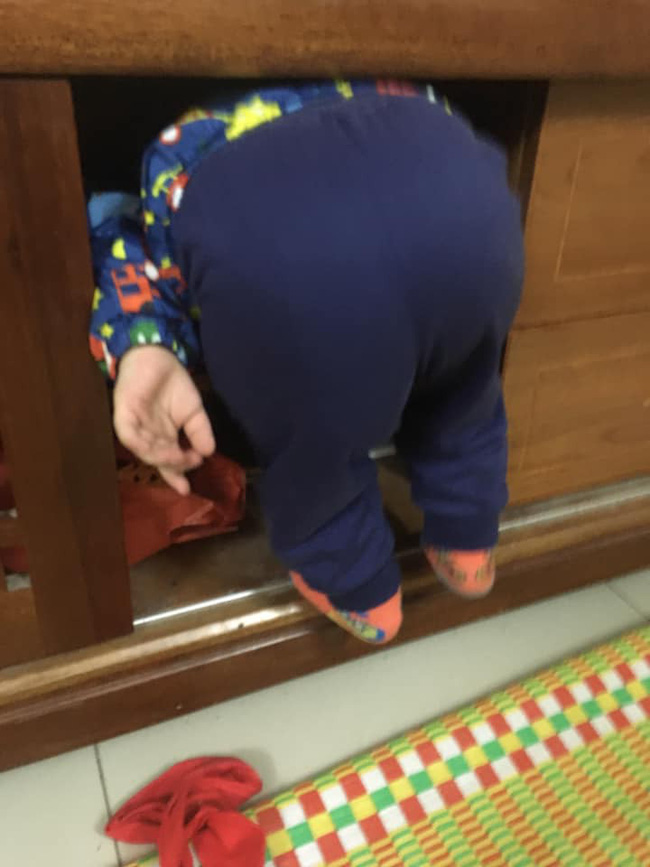 Vừa đi đánh răng ra đã thấy con mất tích, mẹ trẻ không nhịn nổi cười khi phát hiện việc bé đang làm-6