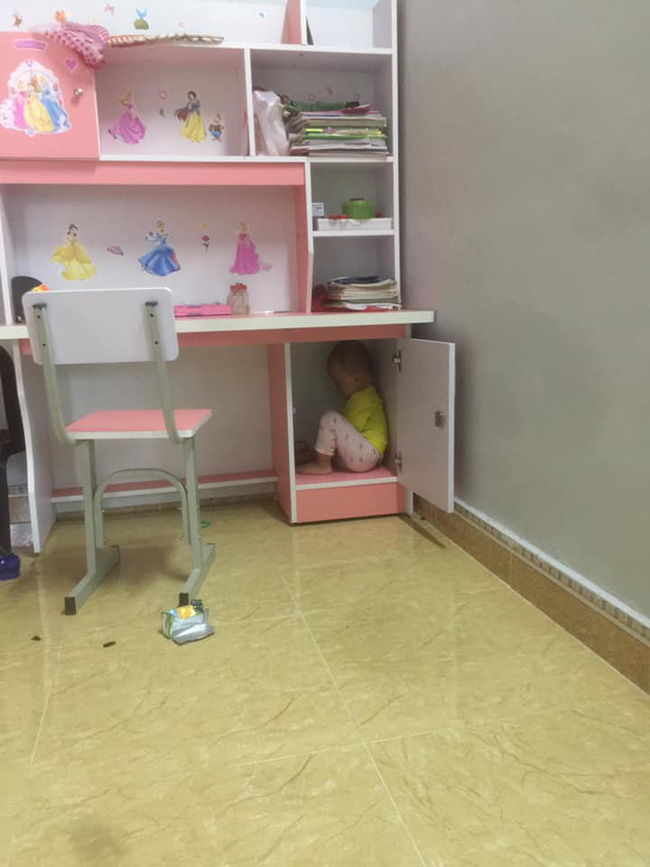 Vừa đi đánh răng ra đã thấy con mất tích, mẹ trẻ không nhịn nổi cười khi phát hiện việc bé đang làm-7