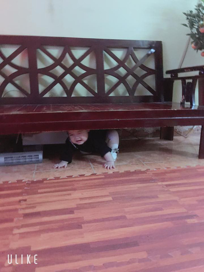 Vừa đi đánh răng ra đã thấy con mất tích, mẹ trẻ không nhịn nổi cười khi phát hiện việc bé đang làm-8