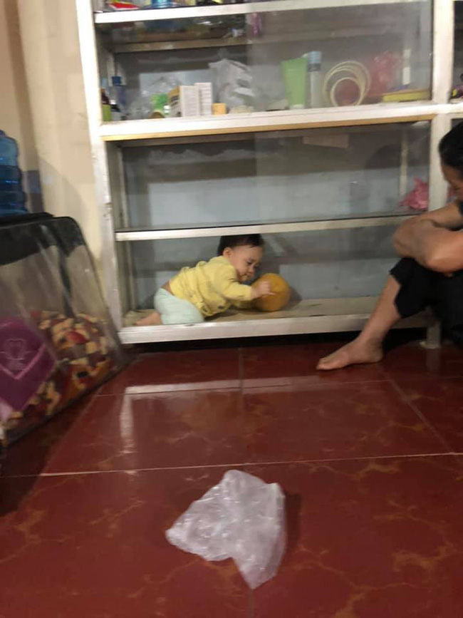 Vừa đi đánh răng ra đã thấy con mất tích, mẹ trẻ không nhịn nổi cười khi phát hiện việc bé đang làm-9