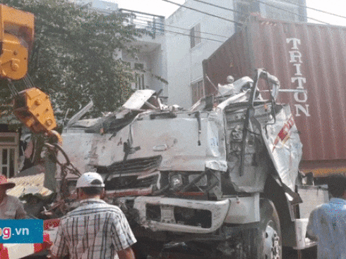 Xe đầu kéo tông sập 3 nhà dân ở Sài Gòn