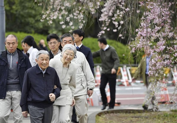 Vua và hoàng hậu Nhật Bản gây bất ngờ khi tản bộ bên ngoài cung điện ngắm hoa anh đào nở nhưng cách ông thể hiện tình cảm với bạn đời 60 năm mới khiến người ta ngưỡng mộ-2