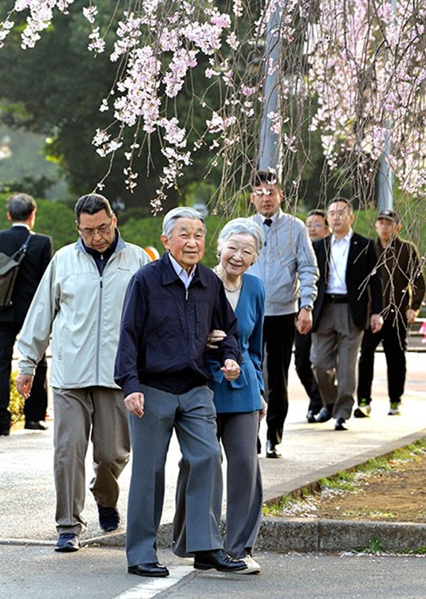 Vua và hoàng hậu Nhật Bản gây bất ngờ khi tản bộ bên ngoài cung điện ngắm hoa anh đào nở nhưng cách ông thể hiện tình cảm với bạn đời 60 năm mới khiến người ta ngưỡng mộ-3
