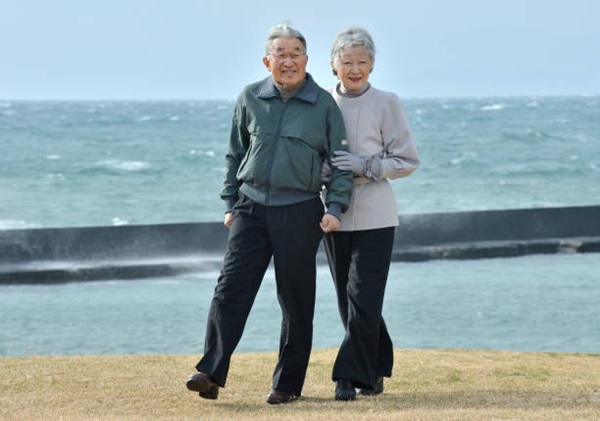 Vua và hoàng hậu Nhật Bản gây bất ngờ khi tản bộ bên ngoài cung điện ngắm hoa anh đào nở nhưng cách ông thể hiện tình cảm với bạn đời 60 năm mới khiến người ta ngưỡng mộ-5