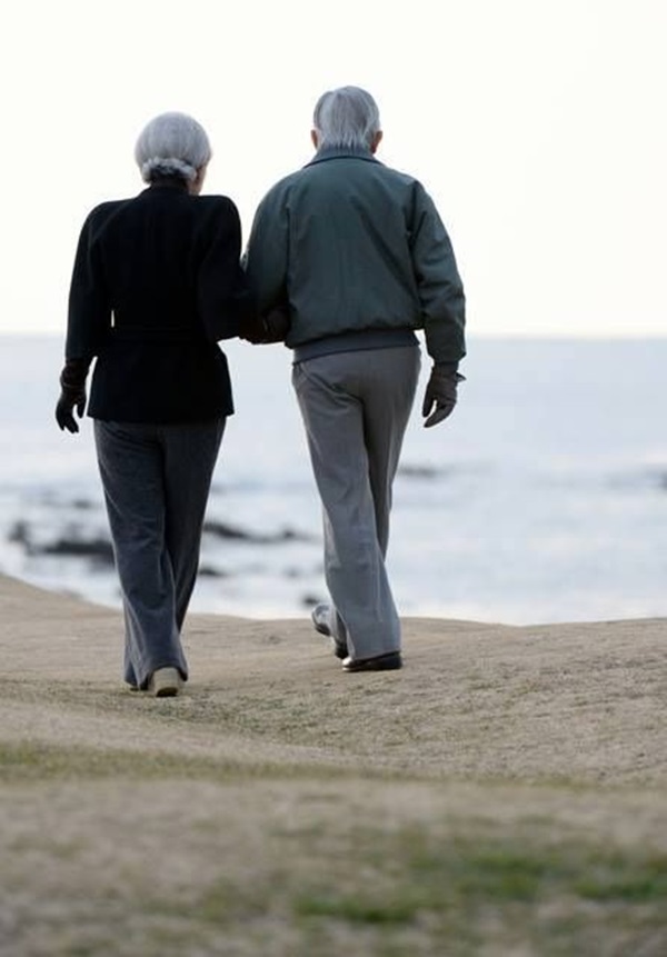 Vua và hoàng hậu Nhật Bản gây bất ngờ khi tản bộ bên ngoài cung điện ngắm hoa anh đào nở nhưng cách ông thể hiện tình cảm với bạn đời 60 năm mới khiến người ta ngưỡng mộ-6