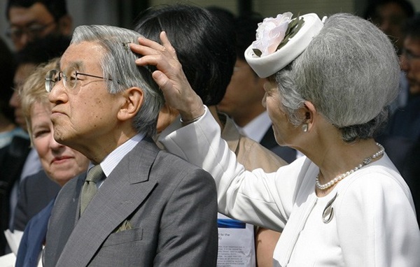 Vua và hoàng hậu Nhật Bản gây bất ngờ khi tản bộ bên ngoài cung điện ngắm hoa anh đào nở nhưng cách ông thể hiện tình cảm với bạn đời 60 năm mới khiến người ta ngưỡng mộ-7