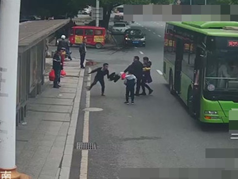 Mải lướt web, cô gái bị trộm balo ngay trong cửa hàng tiện lợi-1