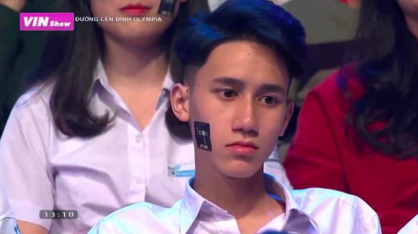 Lên tivi có mấy giây, cổ động viên Olympia khiến sự chú ý của tất cả chị em... va phải ánh mắt mình-1