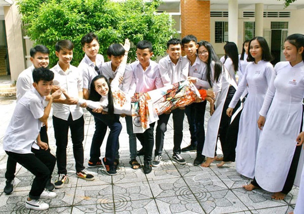 Phát hiện nam sinh ngủ gật trong lớp, cách giải quyết của cô giáo khiến tất cả bật cười-3