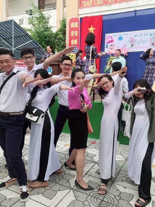 Phát hiện nam sinh ngủ gật trong lớp, cách giải quyết của cô giáo khiến tất cả bật cười-4