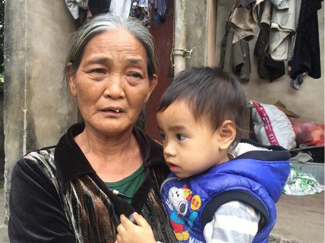 Nước mắt người mẹ có 3 con gái đang khỏe mạnh lần lượt hóa điên, suốt ngày cười một mình-1