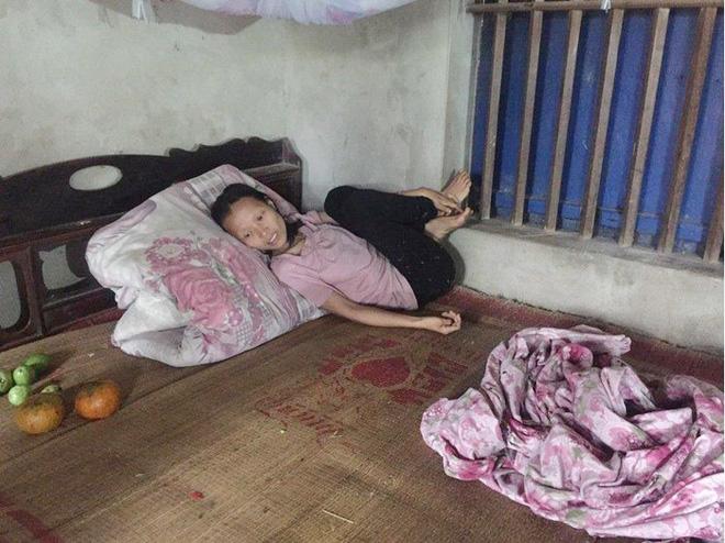 Nước mắt người mẹ có 3 con gái đang khỏe mạnh lần lượt hóa điên, suốt ngày cười một mình-2