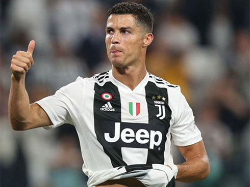 C.Ronaldo hứng gạch đá” khi đưa bồ đẹp con xinh đi chơi bằng xế hộp-3