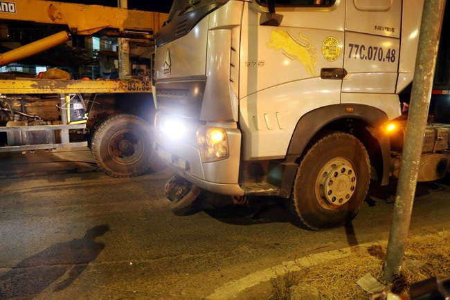 Tai nạn kinh hoàng, 2 cụ già bị kéo lê trên đường rồi cuốn vào gầm xe tải tử vong-3