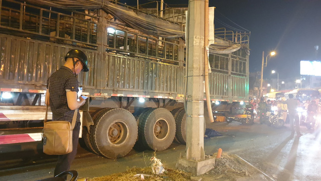 Tai nạn kinh hoàng, 2 cụ già bị kéo lê trên đường rồi cuốn vào gầm xe tải tử vong-4