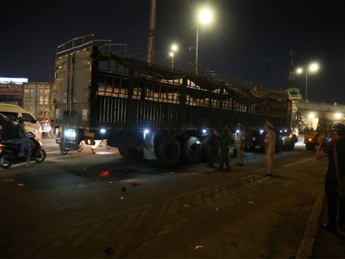 Tai nạn kinh hoàng, 2 cụ già bị kéo lê trên đường rồi cuốn vào gầm xe tải tử vong