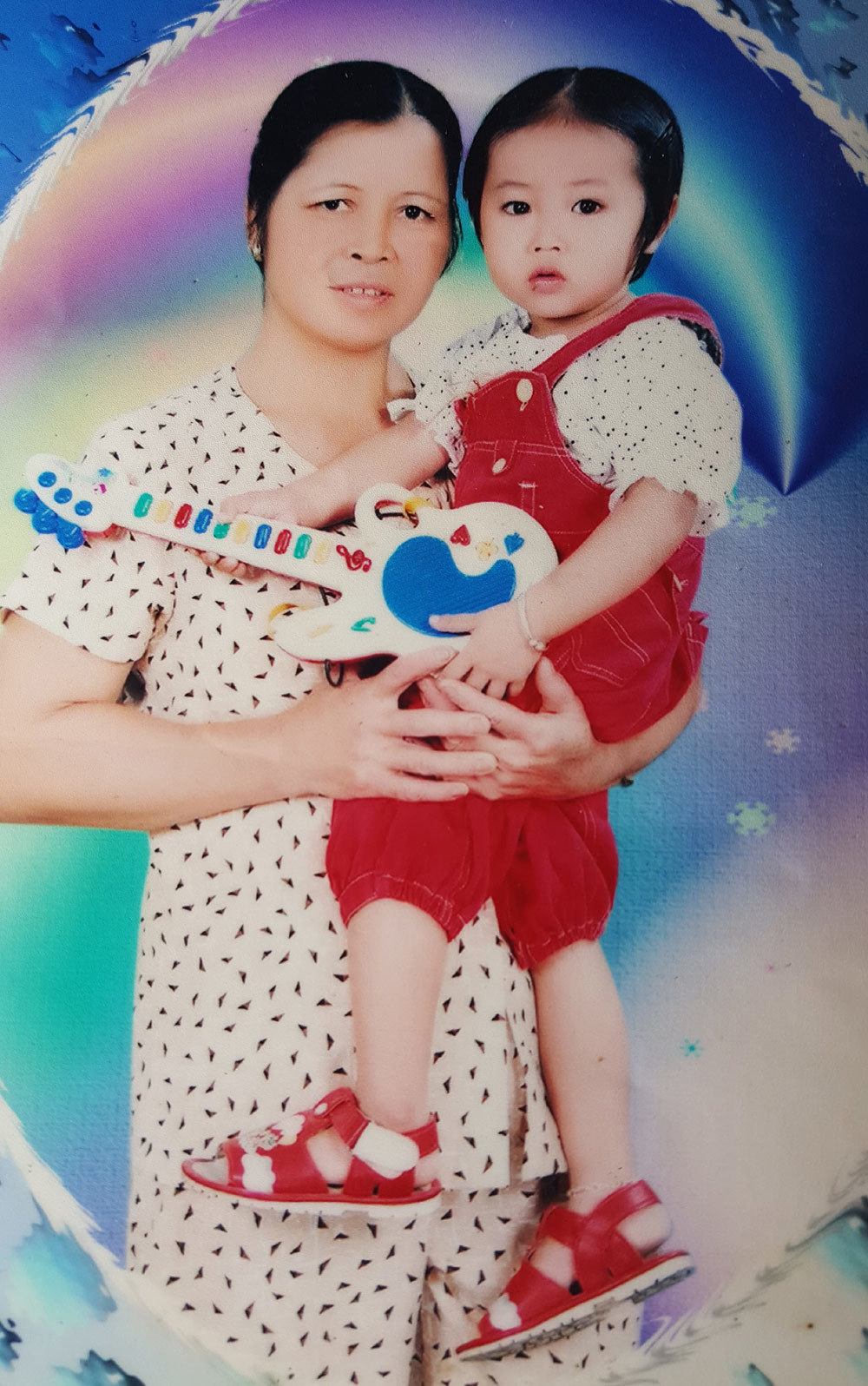 Người mẹ nghèo nuôi con cho cặp đôi đi xe sang suốt 16 năm-4