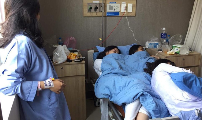 Tình nghĩa chị em có bền lâu: Đi thăm bạn ốm, 3 nữ sinh chiếm luôn giường bệnh nằm ngủ ngon lành-1