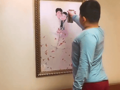 Muốn dùng điện thoại của bố mẹ nhưng không biết mật khẩu, cậu bé nảy ra ý tưởng cực độc khiến ai cũng cười bò