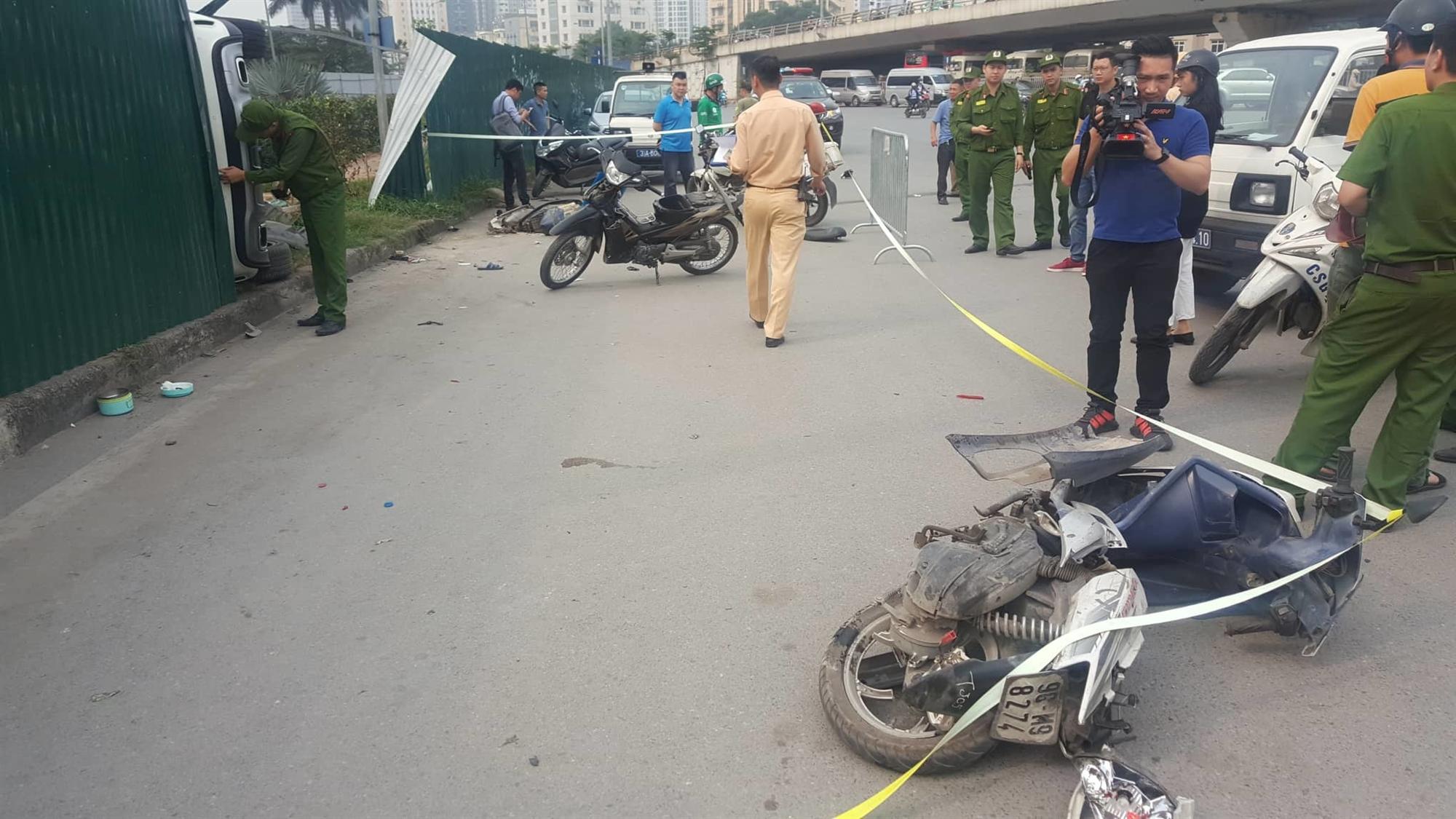 Nữ tài xế Mercedes mất lái đâm hàng loạt xe máy khiến 3 nạn nhân bị thương, nhiều người hoảng loạn-5