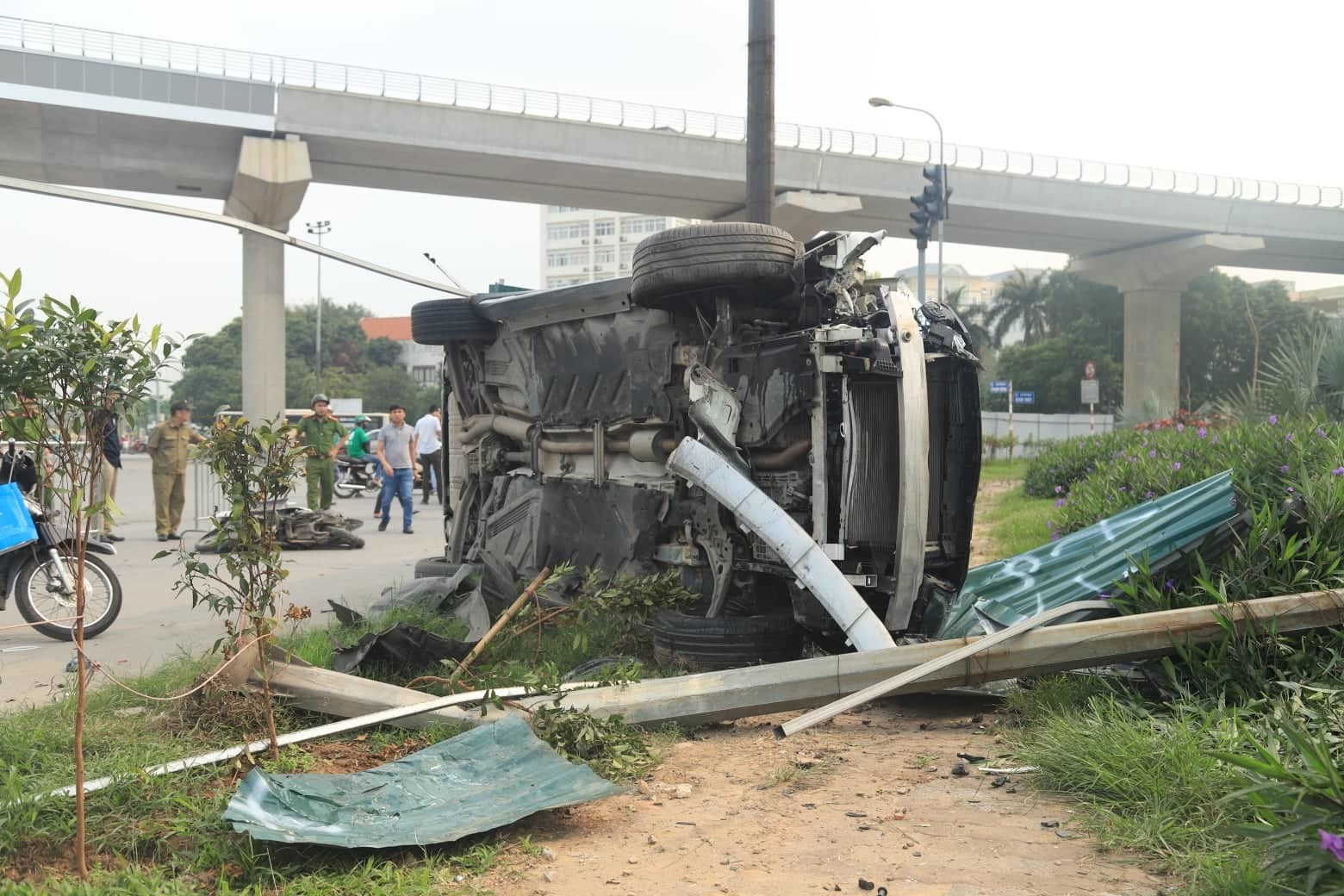 Nữ tài xế Mercedes mất lái đâm hàng loạt xe máy khiến 3 nạn nhân bị thương, nhiều người hoảng loạn-7