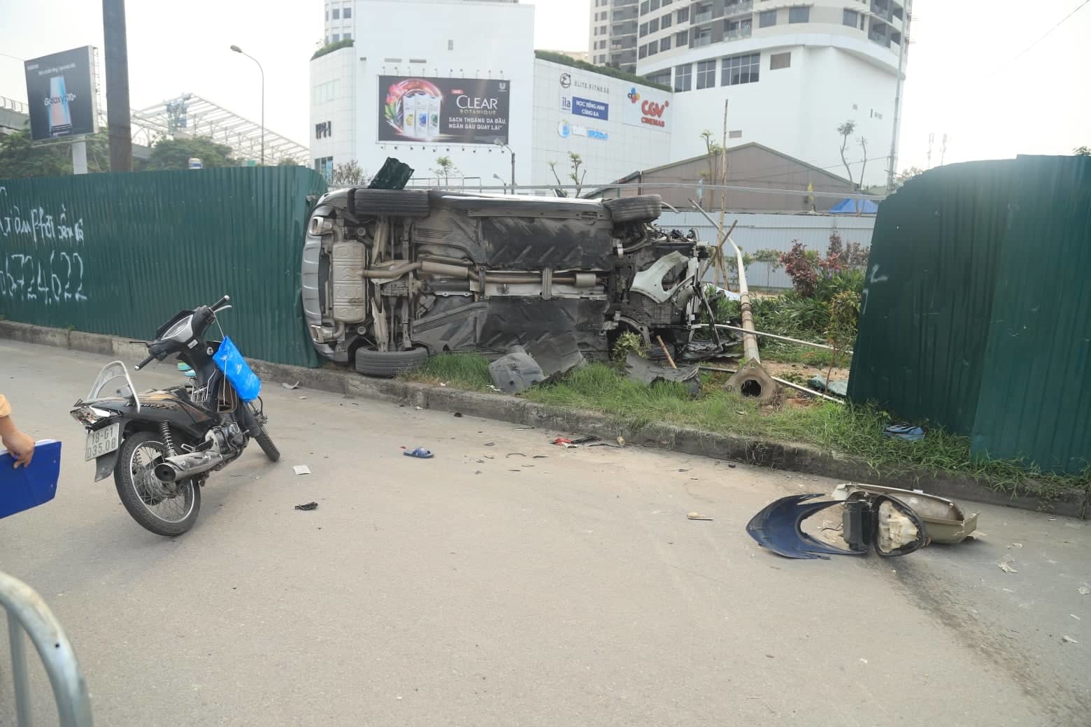 Nữ tài xế Mercedes mất lái đâm hàng loạt xe máy khiến 3 nạn nhân bị thương, nhiều người hoảng loạn-8