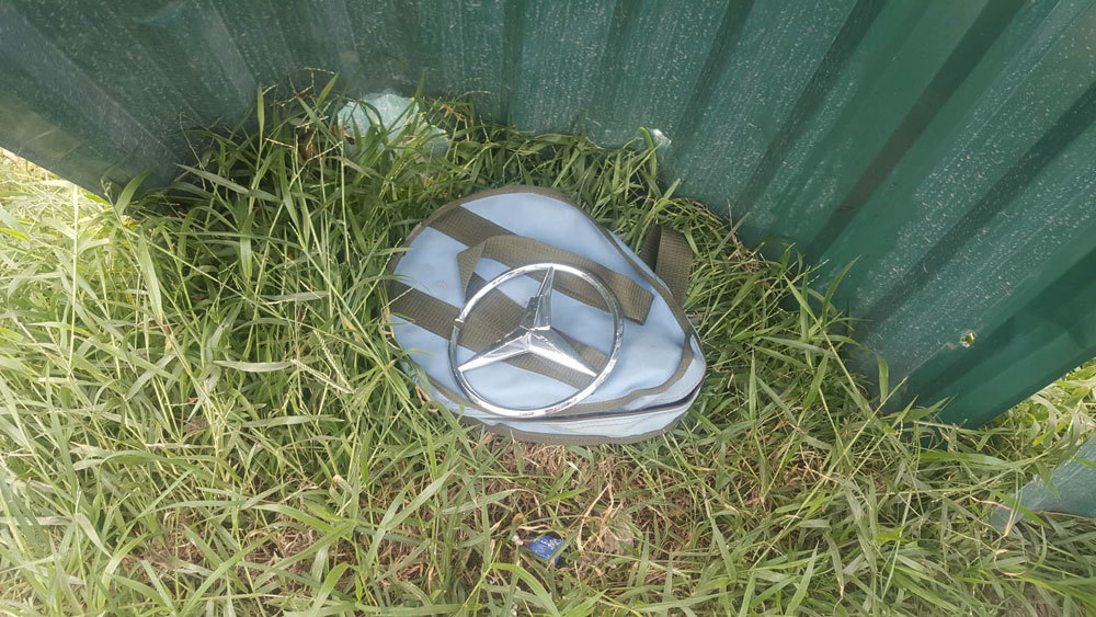 Nữ tài xế Mercedes mất lái đâm hàng loạt xe máy khiến 3 nạn nhân bị thương, nhiều người hoảng loạn-11