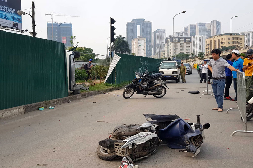 Nữ tài xế Mercedes mất lái đâm hàng loạt xe máy khiến 3 nạn nhân bị thương, nhiều người hoảng loạn-12