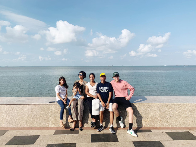 H’Hen Niê khoe ảnh đưa gia đình đi du lịch nhưng chàng trai lạ mặt xuất hiện chung khung hình mới là tâm điểm chú ý!-1