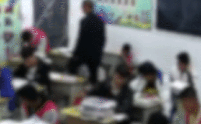 Phẫn nộ cảnh thầy giáo dùng chân đá 2 học sinh ngay trong lớp học-2