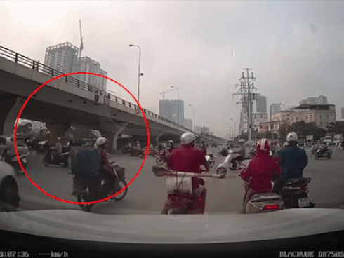 Nữ tài xế lái Mercedes lao như tên bắn, tông hàng loạt xe máy