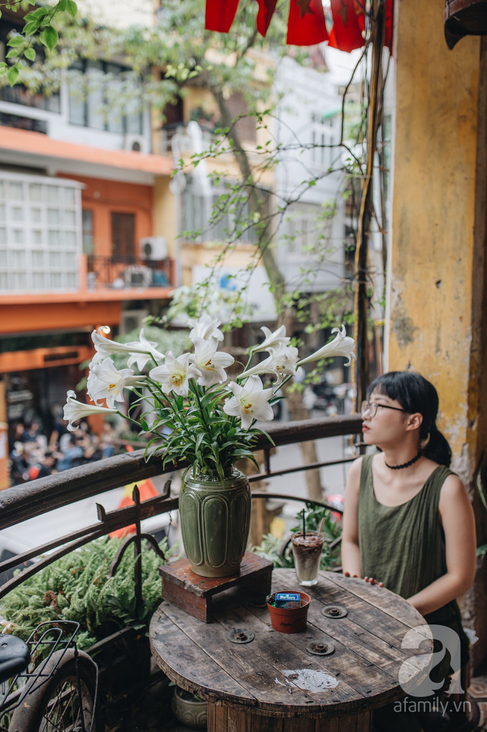 Tháng 4 về, Hà Nội lại dịu dàng những gánh loa kèn trắng tinh khôi, thơm nồng nàn khắp các góc phố-2