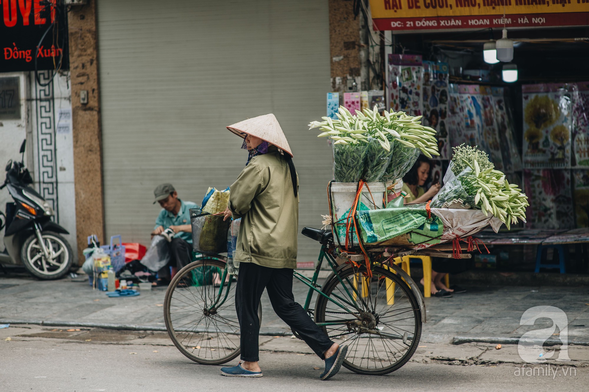 Tháng 4 về, Hà Nội lại dịu dàng những gánh loa kèn trắng tinh khôi, thơm nồng nàn khắp các góc phố-11