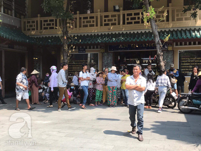 Mẹ nghệ sĩ Anh Vũ đau đớn đến ngất xỉu khi chuẩn bị đón di hài con về quê hương-2