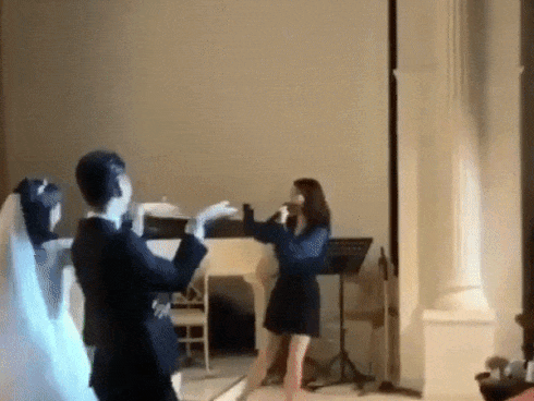 Clip: Cô dâu chú rể chuyên nghiệp nhảy theo phần trình diễn của IU trong đám cưới