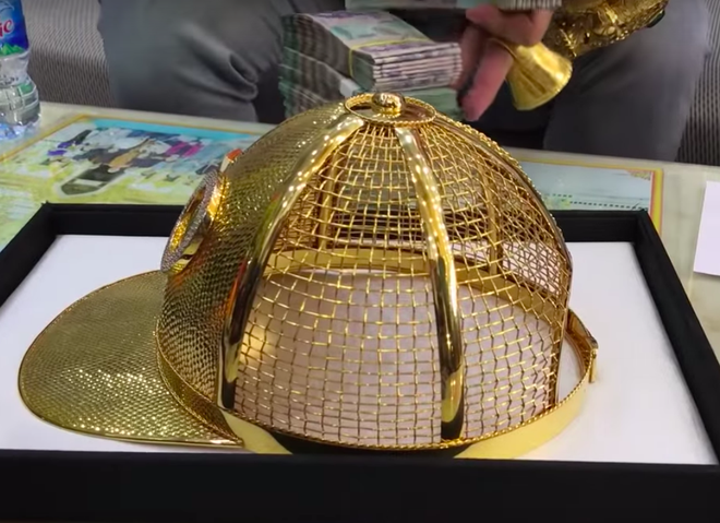 Phúc XO sắm mũ vàng đính kim cương trị giá 1,8 tỷ và thú chơi ngông của đại gia Việt-2