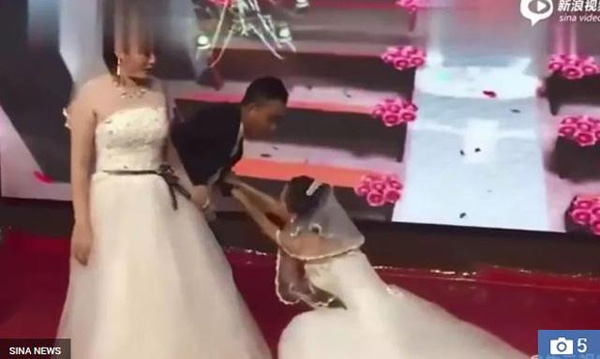 Người yêu cũ của chú rể mặc váy cưới đến xin lỗi, thái độ của cô dâu mới bất ngờ-2