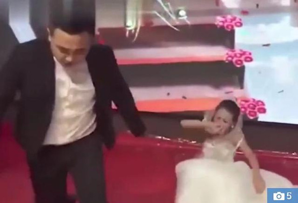 Người yêu cũ của chú rể mặc váy cưới đến xin lỗi, thái độ của cô dâu mới bất ngờ-4