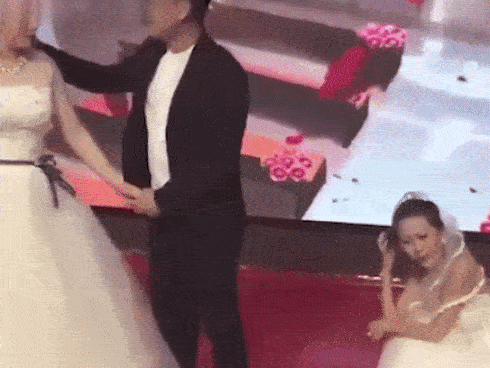 Người yêu cũ của chú rể mặc váy cưới đến xin lỗi, thái độ của cô dâu mới bất ngờ