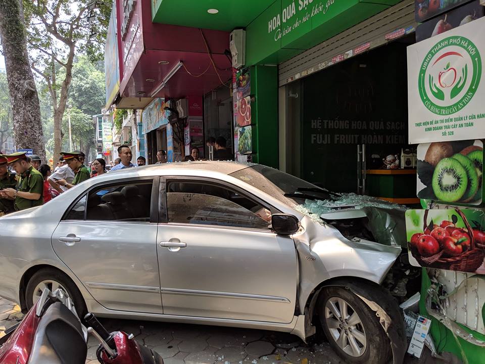 Lại thêm nữ tài xế gây tai nạn, lái xe lao thẳng vào cửa hàng bán hoa quả-1