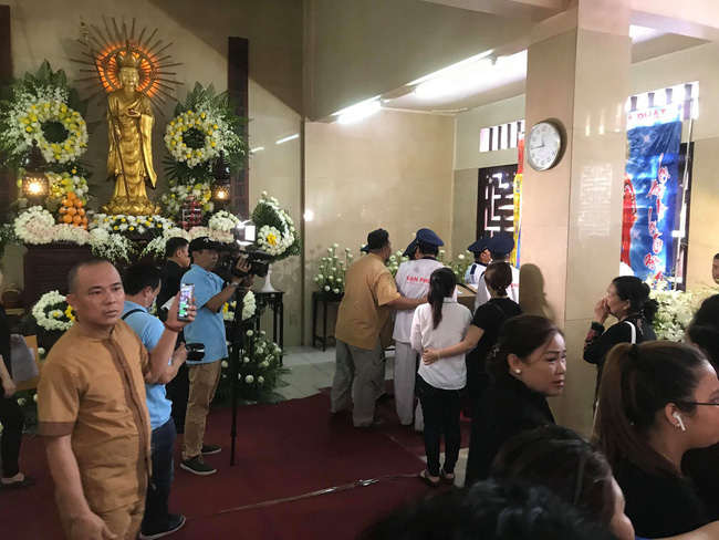 Bạn bè nghệ sĩ lặng người, bật khóc trong tang lễ cố diễn viên Anh Vũ-25