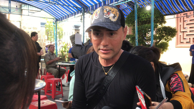 Bạn bè nghệ sĩ lặng người, bật khóc trong tang lễ cố diễn viên Anh Vũ-12