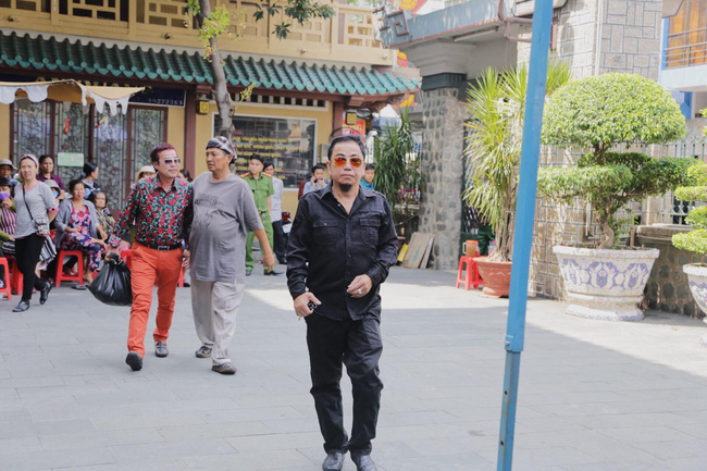 Bạn bè nghệ sĩ lặng người, bật khóc trong tang lễ cố diễn viên Anh Vũ-11