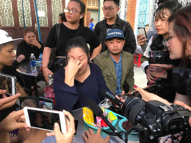 Bạn bè nghệ sĩ lặng người, bật khóc trong tang lễ cố diễn viên Anh Vũ-6