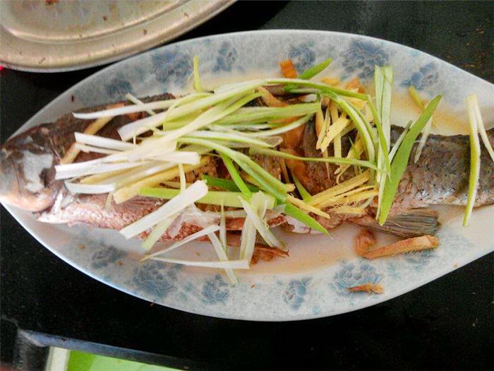 Làm cá hấp, người cho dầu, người chỉ thêm nước tương và đây mới là cách đúng-1