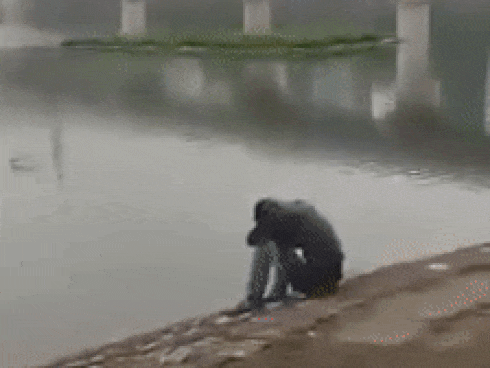 Xôn xao clip thanh niên ngồi khóc cả đêm bên hồ ở Hà Nội khi vừa chia tay mối tình kéo dài 5 năm