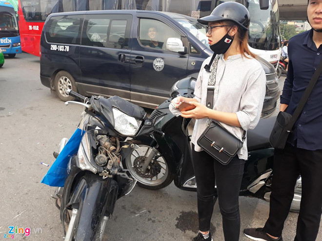 Vụ Mercedes GLA tông hàng loạt xe máy: Nạn nhân có nguy cơ tử vong-1